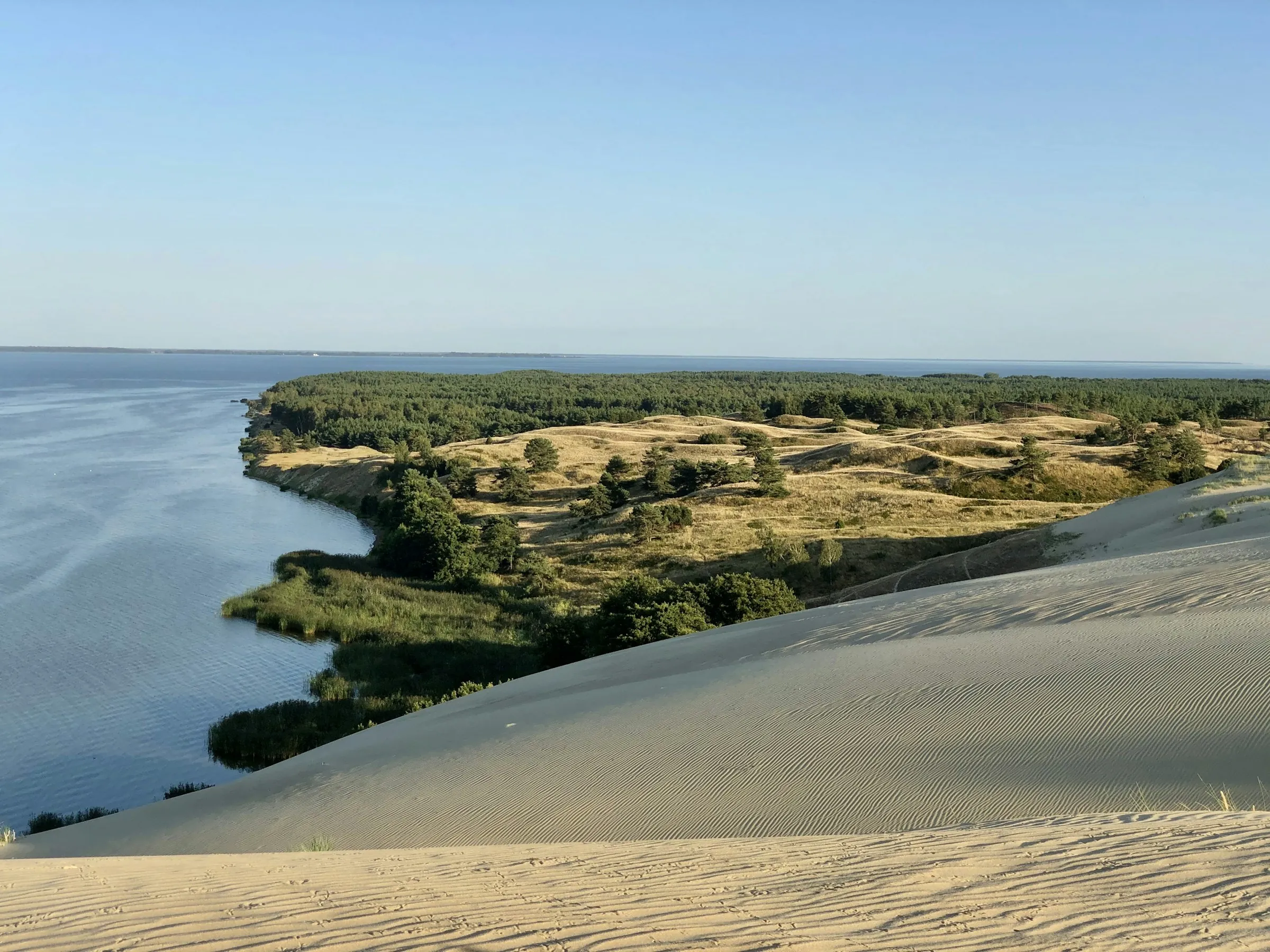 Eine Düne und das Haff auf der Kurischen Nehrung