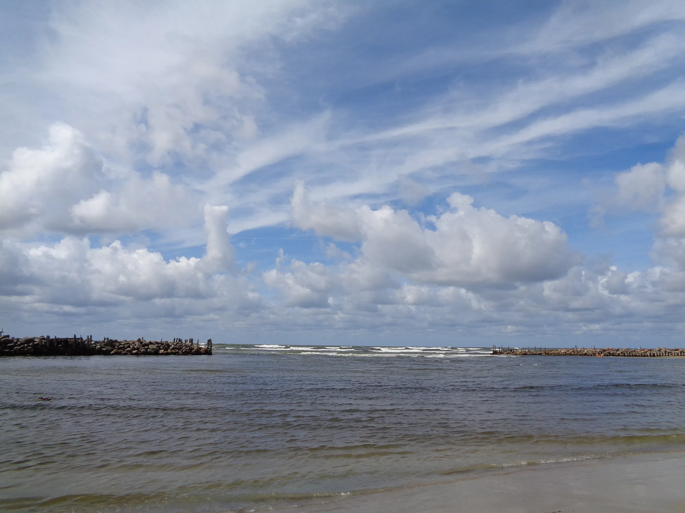 Floden Šventojis udmunding og de gamle moler i havet