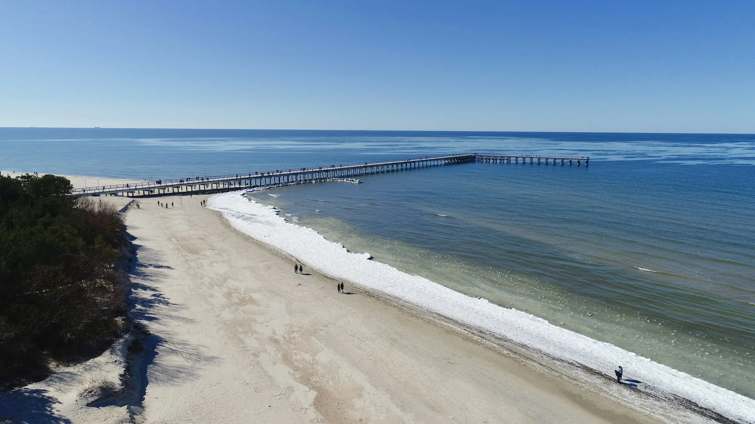 Molen i Palanga og kysten om vinteren set fra luften