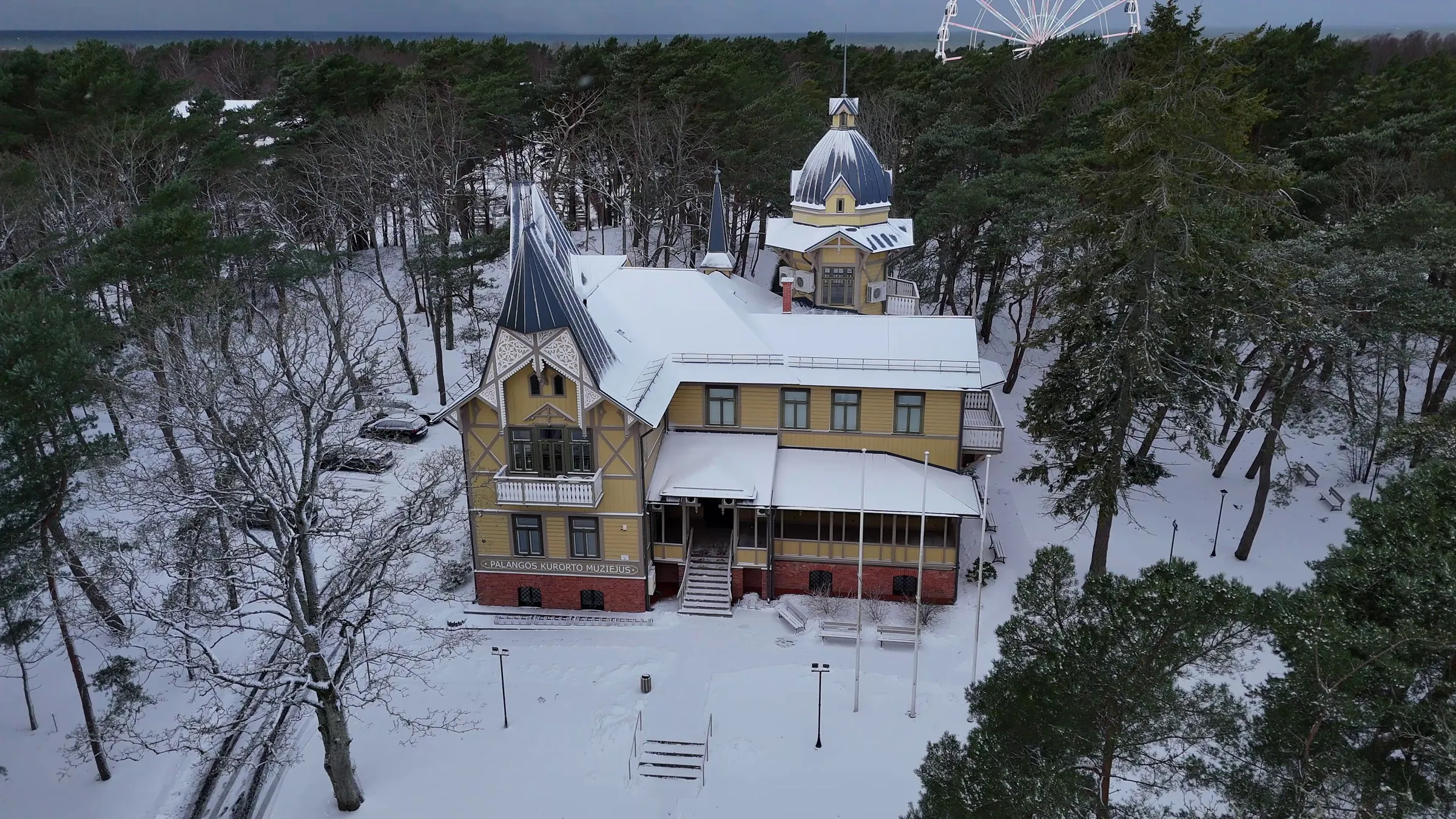 Villa Anapilis, Palangas Kurstedsmuseum, mellem snedækkede fyrretræer om vinteren