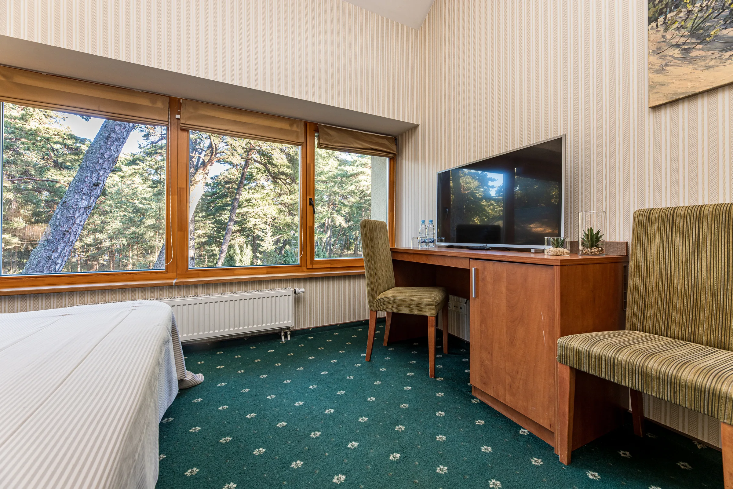 Schreibtisch und Fernseher am Fenster
