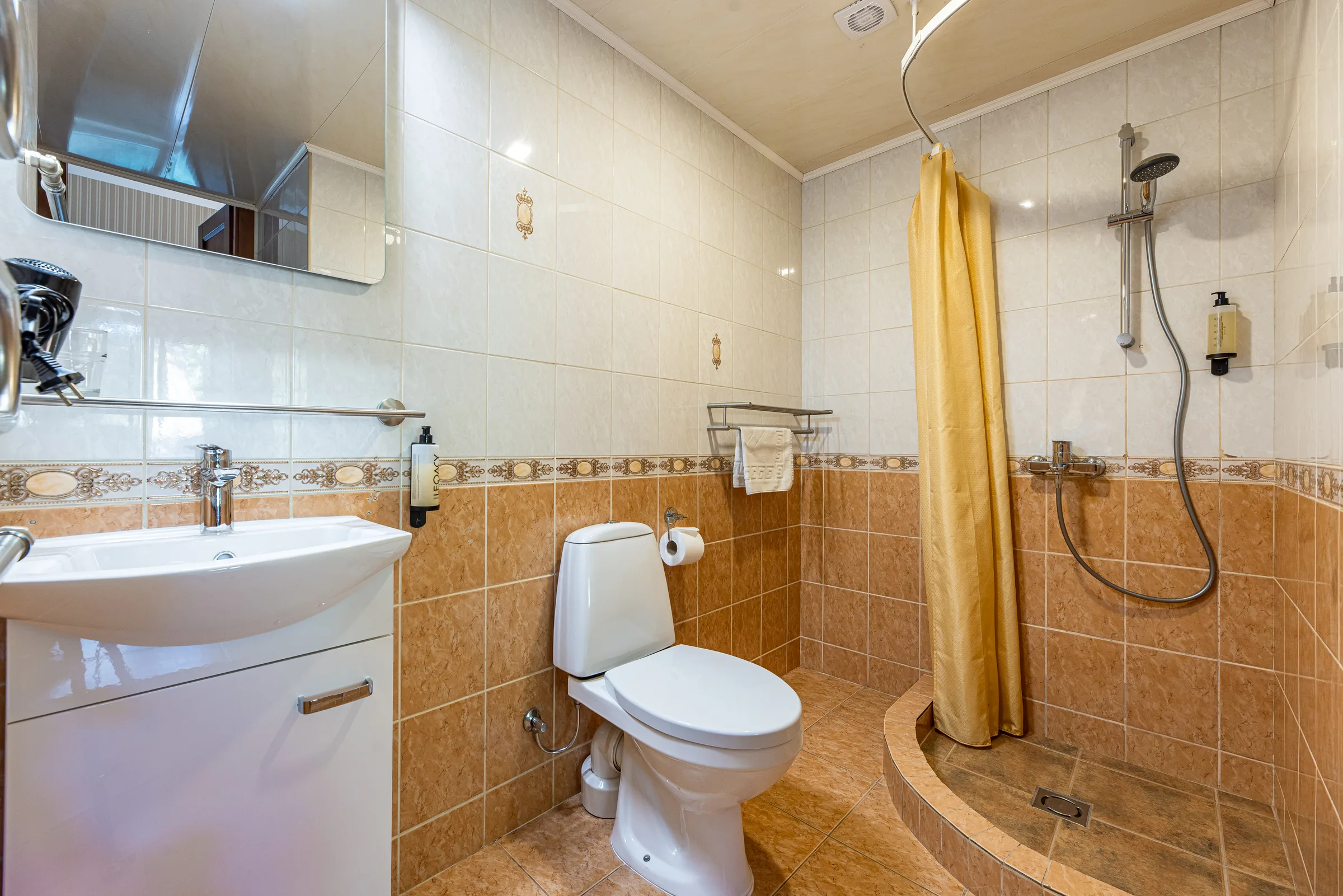 Badezimmer mit Dusche