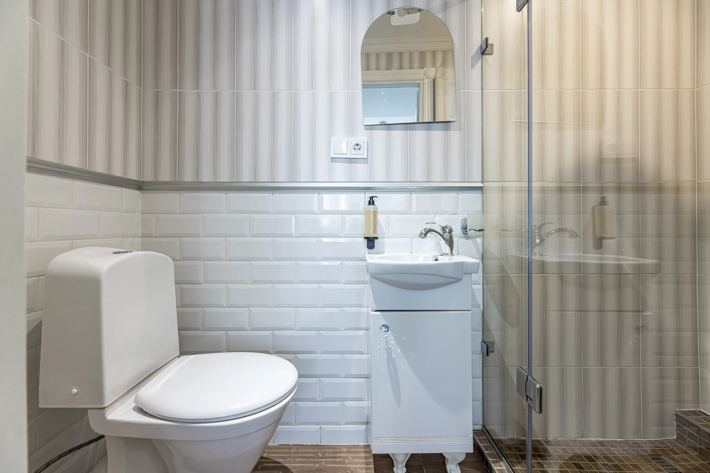 Bathroom with a shower cabin, washbasin and toilet
