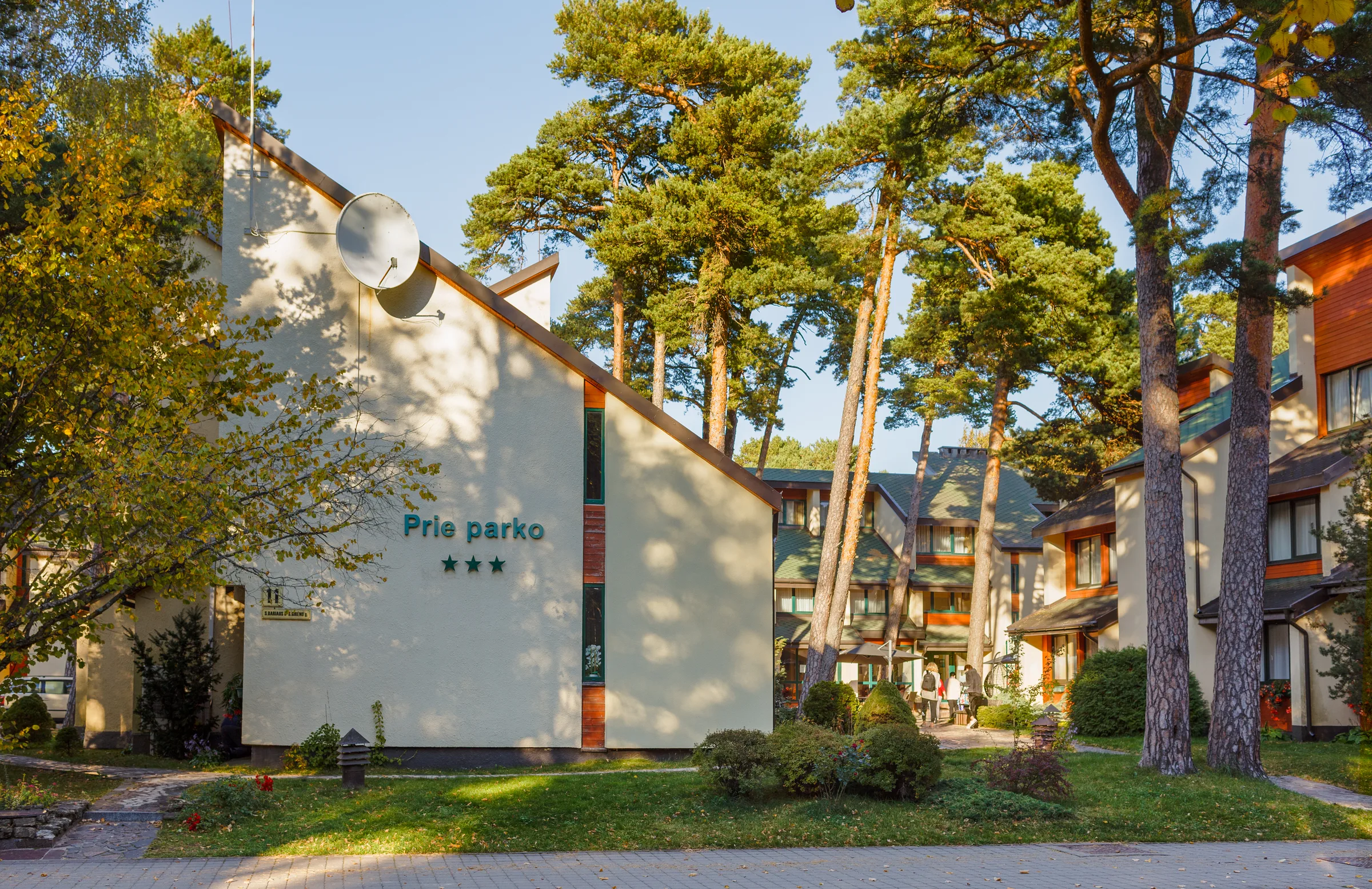 Viešbučio „Prie parko“ korpusas su iškaba ir trimis žvaigždutėmis