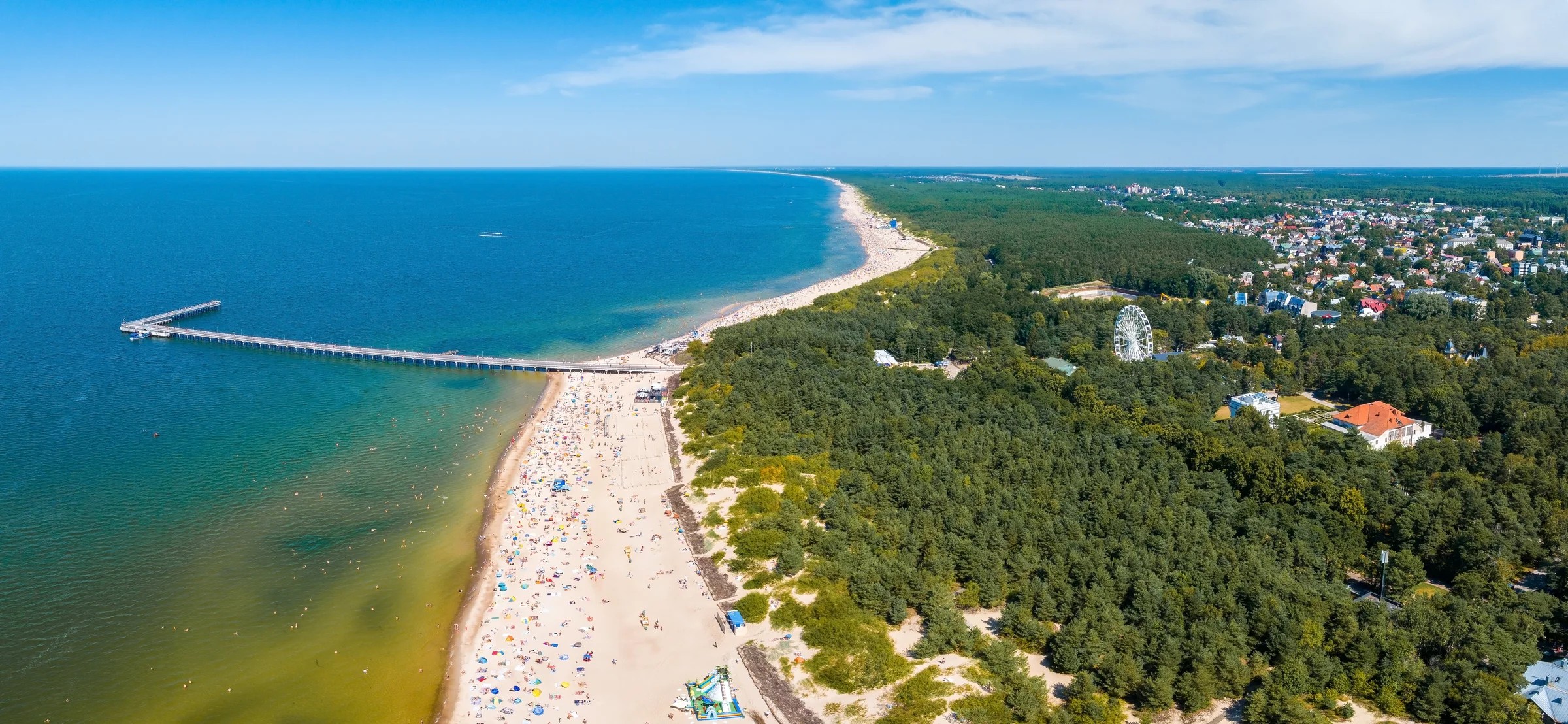 Stranden och piren i Palanga från luften